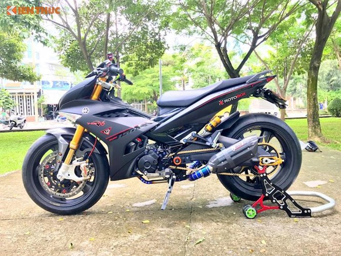 Tiếp đến là chiếc xe Exciter 150 độ đẹp nhất 2017 theo phong cách môtô khủng của biker nổi tiếng tại Sóc Trăng với tổng chi phí lên đến 400 triệu đồng. Không chỉ được độ lại với cấu hình bánh tương tự như bản độ Exciter tại Sài Gòn, chiếc xe mới còn có thêm nhiều phụ tùng “hàng khủng” vốn chỉ dành cho các superbike.