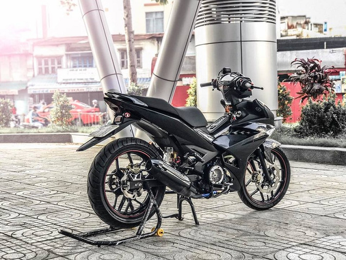 Exciter 150 độ phong cách full Carbon Filber cũng là mẫu xe độ “khủng” tại Việt Nam. Gói độ này bao gồm dàn áo 100% từ sợi Carbon, cùng hàng loạt phụ kiện hàng hiệu như cùm tăng tốc Domino kết hợp với dây ga Domino, đèn LED L4 giúp trợ sáng, dàn chân nỗi bật với mâm R3 kết hợp với heo Brembo đối xứng 2Piston cùng dĩa Galfer 260mm. Mẫu Exciter 150 độ đẹp càng thu hút hơn với phuộc sau Ohlins sang chảnh.