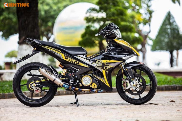 Tiếp đến là chiếc Exciter độ đẹp nhất 2017 với kiểu dáng nguyên bản nhưng vẫn đầy đẳng cấp khi được trang bị hàng loạt phụ kiện xe đua. Ước tính, tổng giá trị những món phụ tùng xe đua trên chiếc Exciter này lên tới hàng trăm triệu đồng. Trên bản độ này, nổi bật nhất phải kể tới cặp mâm Marchesini 5 cây hợp kim siêu nhẹ có nguồn gốc từ xe đua Moto3.