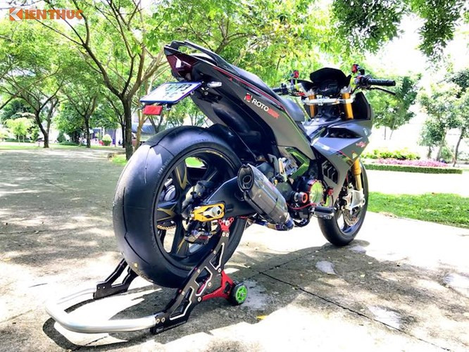 Ở phía trước, chiếc xe đã được trang bị cặp phuộc USD Ohlins hơn 45 triệu đồng, mâm Rotobox bằng sợi carbon hơn 100 triệu đồng. Tuy nhiên, hệ thống phanh trước của xe còn “khủng” hơn khi sử dụng heo Brembo GP4RX.