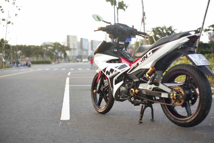 Bên cạnh đó, phuộc sau Ohlins, dè che sên carbon, chụp cốt che lỗ tăng sên Biker là một số món đồ chơi đáng chú ý ở dàn chân sau đẹp hơn. Ống xả “hàng hiệu” Mivv Suono Full Carbon, bình dầu Rizoma, heo Brembo, đĩa Mosse Racing, ốc Proti, Cùm tay thắng xe Brembo GP, bình dầu Bonamici Racing, chụp cốt bánh trước DMV,…