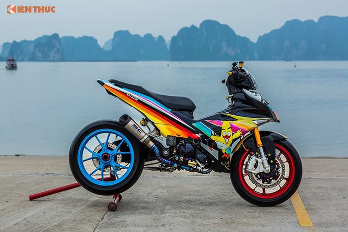 Chiếc Yamaha Exciter 135 bản độ full option môtô PKL của một biker tại Quảng Ninh. Xe được chủ nhân trang bị dàn áo mới rực rỡ mang nhiều sắc màu kết hợp với hình ảnh chú chim Angry bird nổi bật. Điểm đặc biệt nhất trên mẫu xe côn tay cỡ nhỏ này chính là dàn phụ kiện môtô khủng.