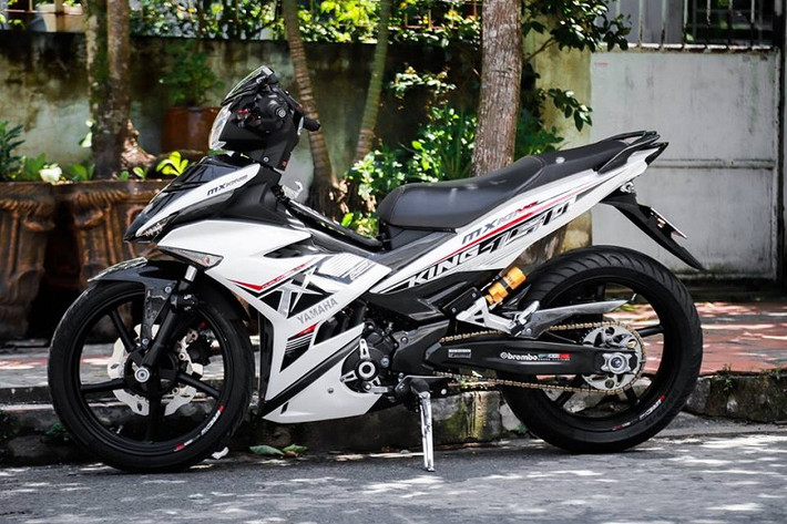 Không nằm ngoài danh sách là mẫu xe Exciter 150 độ “khủng” với dàn chân đến từ mẫu xe mô tô đường phố Yamaha MT-07 cho một diện mạo thể thao hơn. Bên cạnh đó là bộ tem MX-king đơn giản mà cứng cáp, cùng hàng loạt “đồ chơi” hàng hiệu như cùm tay thắng & tay côn CRG, bao tay Barracuda, Demi trước với 4 bóng O'block, đồng hồ Koso Exciter 150. Dàn chân với đĩa Galfer + heo dầu Brembo 1 pis, Racingboy 5 cây,…