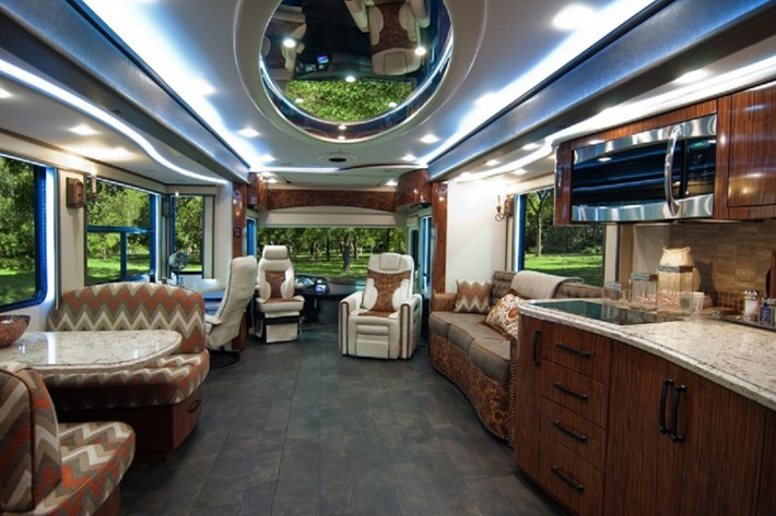 Country Coach Prevost 2014 sở hữu nội thất sang trọng với sàn gốm sứ cao cấp, tất cả phần tủ và nội thất xe đều được ốp gỗ tuyết tùng, hệ thống giải trí được trang bị đầy đủ cho phòng khách và phòng ngủ.