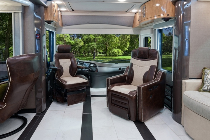 Tiếp theo là chiếc motorhome sang trọng Foretravel IH-45 Luxury Motor Coach 2015 - trị giá 1.300.000 USD. Chúng sở hữu thiết kế hoàn toàn độc đáo không kém gì những khách sạn hạng sang như: khung gầm TravelRide, phần sàn, tường và mui xe được thiết kế để giảm tiếng ồn một cách tối đa.