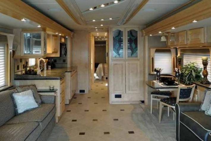 Country Coach Magna 630 được trang bị một khối động cơ Cummins 600 mã lực cùng tấm pin mặt trời trên mái nhà của chiếc xe giúp nó cung cấp năng lượng cho bên trong xe. Đặc biệt chiếc Magna cũng cung cấp keyless entry.