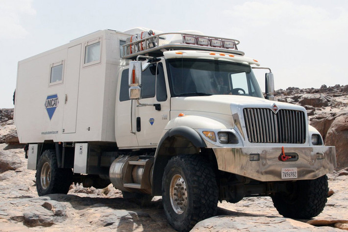 Một cái tên không thể thiếu khi nhắc đến những motorhome sang trọng và đắt tiền đó là UNICAT Amerigo International - trị giá 500.000 USD. Chiếc xe được trang bị các tấm năng lượng mặt trời để cung cấp năng lượng và một bình xăng cỡ lớn giúp xe có khả năng chạy quãng đường tới 2.000 dặm mà không cần dừng lại.