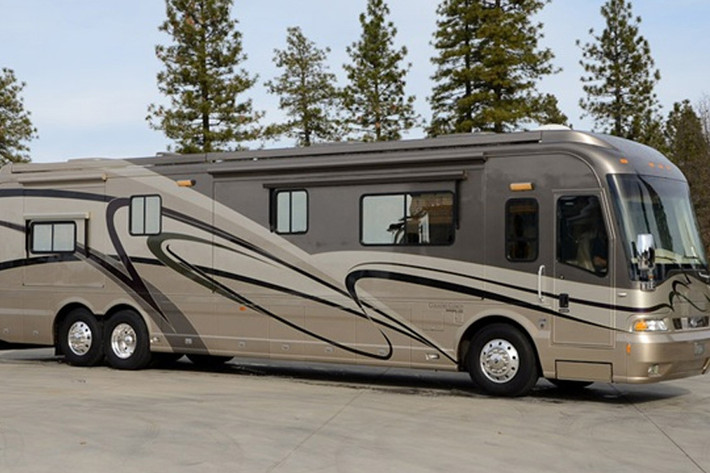Tiếp đến là chiếc xe du lịch hạng sang Country Coach Magna 630 - trị giá 495.000 USD. Đây sẽ là sự lựa chọn tuyệt vời cho những ai muốn du lịch ở những địa hình đồi núi hiểm trở.