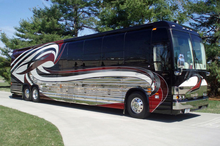 Cái tên thứ 5 được xướng tên trong danh sách là chiếc Country Coach Prevost 2014 - trị giá 1.000.000 USD. Đây không chỉ là chiếc xe du lịch tiện nghi mà còn sang trọng bậc nhất phù hợp cho những ai muốn thưởng thức đi du lịch sang trọng giữa các thành phố và thị trấn.