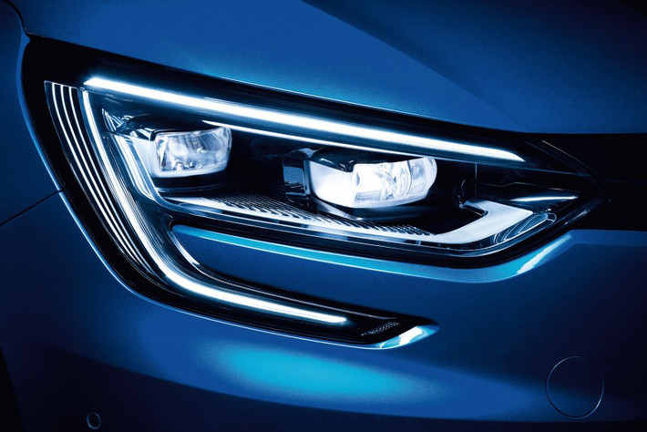 Cụm đèn pha LED dạng thấu kính, bao bởi đường viền LED chiếu sáng ban ngày sắc sảo. Đèn sương mù dạng nằm ngang cùng ốp viền crôm sáng.