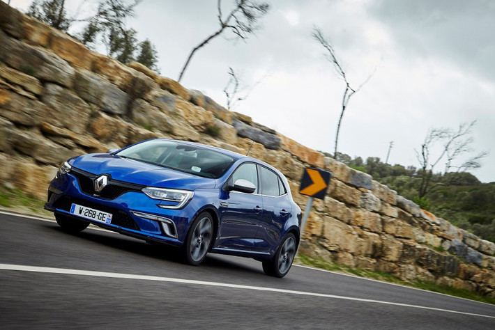 Phiên bản đầu tiên là khối động cơ turbo 1.2 lít TCe lấy từ Clio GT, nhưng nó đã được tăng sức mạnh lên đến công suất 130 PS và mô-men xoắn cực đại 205 Nm.