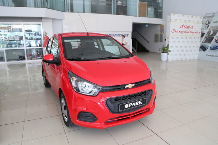 Trong số những mẫu xe ôtô rẻ nhất Việt Nam hiện nay là Chevrolet Spark Duo với mức giá khởi điểm 279 triệu đồng. Phiên bản mới của mẫu xe giá rẻ này với nhiều nâng cấp nhẹ trong thiết kế ngoại/nội thất và cả động cơ hiện đã có mặt tại các đại lý.