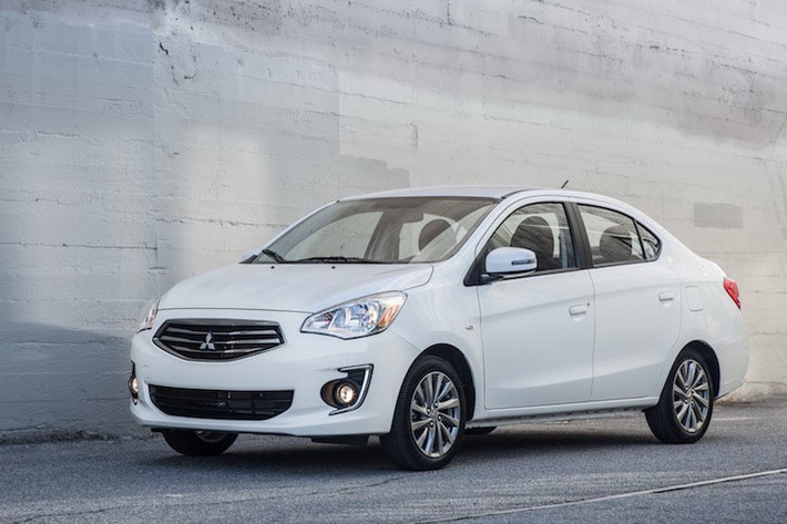 Tiếp theo là cái tên Mitsubishi Attrage với giá bán 422 triệu đồng cho bản MT. Không chỉ hợp túi tiền người Việt, Mitsubishi Mirage còn rất kinh tế.