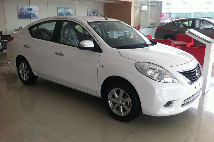 Nissan Sunny được trang bị khối động cơ 4xi-lanh thẳng hàng, dung tích 1,5 lít công suất 99,3 mã lực tại vòng tua máy 6.000 vòng/phút, mô-men xoắn cực đại 134 Nm tại vòng tua máy 4.000 vòng/phút, đi kèm hộp số tay 5 cấp.