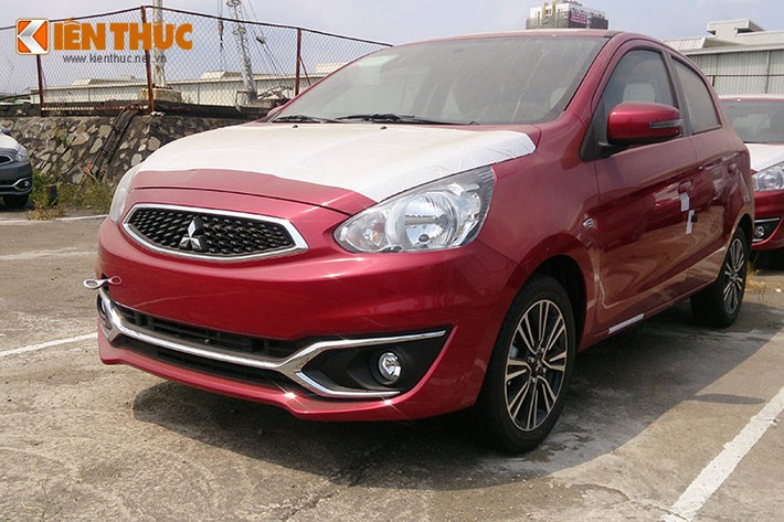 Mitsubishi Mirage sở hữu kích thước tương ứng với (Dài x Rộng x Cao) làn lượt là 3,795 x 1,665 x 1,510 (mm). Bên trong nội thất, vô lăng của xe đã được thiết kế lại và sử dụng vật liệu da cùng ốp nhựa đen bóng. Cụm đồng hồ trung tâm thiết kế mới với tông màu sáng sủa và thời trang hơn đời trước.