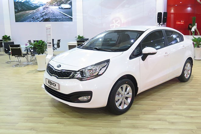 Mẫu xe giá rẻ tiếp theo là Kia Rio với giá bán trên thị trường chỉ 470 Triệu đồng. Kia Rio được nhập khẩu nguyên chiếc từ Hàn Quốc với 2 biến thể sedan và hatchback. Phiên bản rẻ nhất là sedan MT.