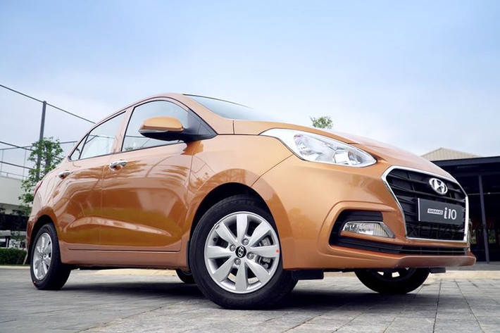 Hyundai Grand i10 với hai phiên bản sedan & hatchback được trang bị lựa chọn động cơ xăng 4 xi-lanh thẳng hàng, nạp khí tự nhiên Kappa 1.0l (66 mã lực/90 Nm) và 1.2l (87 mã lực/120 Nm) với hệ thống van biến thiên. Tùy từng phiên bản, xe sẽ sở hữu hộp số sàn 5 cấp hoặc tự động 4 cấp. Mọi phiên bản Grand i10 2017 tại Việt Nam đều dẫn động cầu trước.