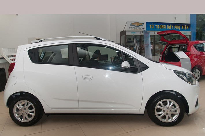 Tại thị trường ôtô Việt Nam, Chevrolet Spark Duo được bán ra với 3 phiên bản LT, LS và DUO cùng mức giá dao động từ 279-389 triệu đồng, cạnh tranh trực tiếp với Kia Morning và Hyundai i10.