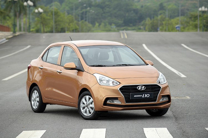 Đối thủ của Kia Morning là mẫu xe Hyundai Grand i10 cũng không nằm ngoài danh sách với giá chỉ 329.5 Triệu Đồng cho bản 1.0 MT Base. Hyundai Grand i10 được Hyundai Thành Công phân phối với 9 phiên bản sedan & hatchback cùng 6 lựa chọn màu sắc và là “vua doanh số” trong phân khúc xe cỡ nhỏ.