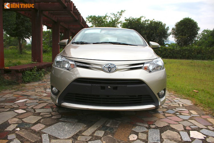 Toyota Vios 1.5 E MT được Toyota trang bị động cơ nạp khí tự nhiên 2NR-FE mới dung tích 1.5l 4 xy lanh thẳng hàng, 16 van DOHC, với hệ thống điều phối van biến thiên thông minh kép Dual VVT-i tối ưu hóa thời điểm đóng mở đồng thời cả van nạp và van xả (thay cho loại van biến thiên VVT-i cho van nạp ở phiên bản cũ).