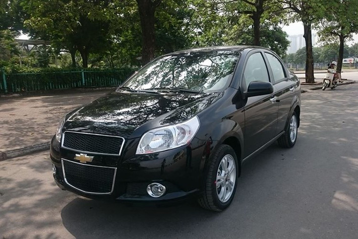 Với giá bán chỉ 419 Triệu đồng cho phiên bản LT, Chevrolet Aveo cũng nằm trong top xe rẻ nhất thị trường Việt. Chevrolet Aveo sở hữu ngoại hình mạnh mẽ và cá tính đậm chất cơ bắp Mỹ.