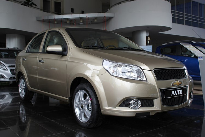 Chevrolet Aveo sử dụng động cơ SOHC MPI dung tích 1.5L, công suất 62kW tại 5.600 vòng/phút, mô-men xoắn cực đại 128 Nm tại 3.000 vòng/phút, đi kèm với hộp số sàn 5 cấp hoặc tự động 4 cấp. Trang bị an toàn gồm 02 túi khí cho người lái và hành khách, phanh đĩa trước kèm hệ thống chống bó cứng phanh (ABS)...