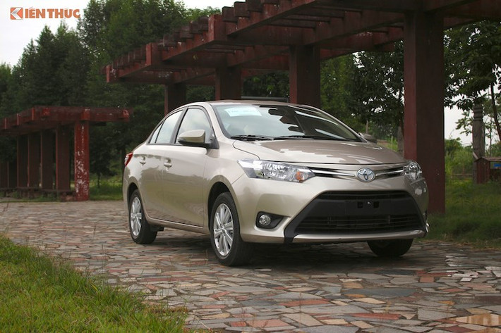 Tiếp đến là Toyota Vios bản 1.5E (MT) với mức giá mới bán ra chỉ khoảng 489 triệu đồng. Toyota Vios không chỉ là mẫu sedan hạng B có doanh số tốt nhất mà còn là “vua doanh số” trên thị trường ôtô Việt.
