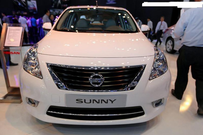 Thiết kế Nissan Sunny nổi bật với vô-lăng được tích hợp hệ thống điều khiển âm thanh, đồng hồ trung tâm dễ quan sát với màn hình hiển thị đa thông tin dạng cảm ứng, tích hợp hiển thị camera lùi và tương thích với cổng USB, iPhone, Bluetooth.