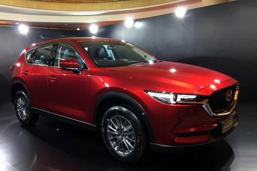 CX-5 2017 tái thiết kế ở diện mạo bên ngoài so với thế hệ hiện tại, phần đầu xe của Mazda CX-5 2017 rộng hơn cũng như sở hữu thiết kế nắp capo dài hơn, lưới tản nhiệt mới được mở rộng nối liền với cụm đèn pha được thiết kế dài và thanh mảnh – mang nguồn cảm hứng từ đàn anh CX-9.