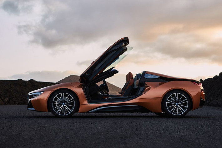 Phần mui của siêu xe xanh nhà BMW có thể đóng/mở nhanh chóng thông qua hệ thống điện trong vòng chỉ 16 giây theo chu trình hình chữ Z.