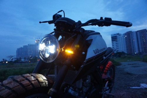 Ở bản độ này, cụm đèn pha LED truyền thống của TFX được thay bằng đèn pha LED dạng tròn, rất ngầu. Cụm đèn pha này tương tự trên những mẫu xe phân khối lớn của thương hiệu nổi tiếng Harley-Davison. Bên cạnh là chi tiết xi nhan thon gọn bố trí hài hòa ở phía đầu xe.