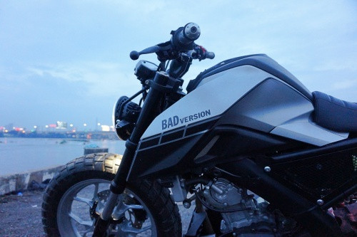 Bản độ này được đặt tên là “Bad Version”, theo chia sẻ của Tự Thanh Đa cái tên thể hiện sự phá cách trong sáng tạo, táo bạo trong thiết kế hay đơn giản cái “ngông” của thời tuổi trẻ mà ai cũng một lần trãi qua. Bản độ Bad Version này gần như lột tả đầy đủ tính cách của người chủ nhân lẫn người thợ, một tính cách tự do phóng khoáng, sáng tạo không giới hạn.
