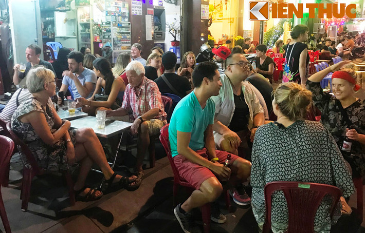 Suốt đêm qua đến rạng sáng mồng 1 Tết Mậu Tuất (16/2), cả khu vực phố Tây trên đường Bùi Viện (khu phố Tây balô - phường Phạm Ngũ Lão, quận 1, TP HCM), hàng trăm du khách quốc tế trắng đêm vui chơi đón giao thừa mừng năm mới Mậu Tuất.