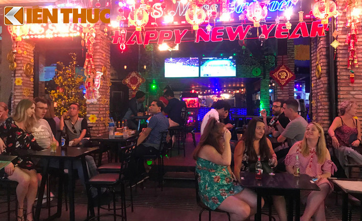 Trong đêm giao thừa Tết Mậu Tuất, những vị khách quốc tế có nhiều cách ăn mừng Năm mới khác nhau, từ những bàn tiệc ở quán bar sang trọng đến quán xá vỉa hè...