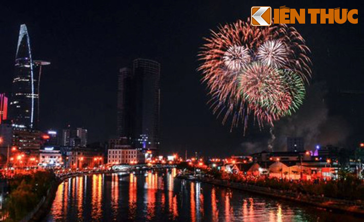 Bầu trời TP.HCM rực rỡ sắc màu pháo hoa vào thời khắc giao thừa Tết Mậu Tuất 2018.