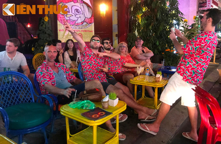 "Chúng tôi thật may mắn khi đến đây đúng vào ngày lễ hội lớn nhất của người dân Việt Nam. Đêm nay là thời khắc quan trọng nhất của đất nước các bạn, vì vậy chúng tôi đã chọn cho cả nhóm những chiếc áo mang hình dưa hấu đỏ tươi với mong muốn chúc cho tất cả mọi người luôn tươi vui và hạnh phúc", một thành viên nhóm du khách đến từ nước Anh chia sẻ.