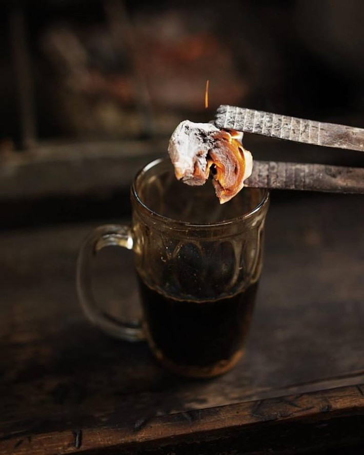 Một cửa hàng cafe ở Yogyakarta (Indonesia) trở nên đắt khách hơn bao giờ hết khi giới thiệu ly cafe độc đáo có tên Kopi Joss. (Ảnh Foodandfeast/Facebook)
