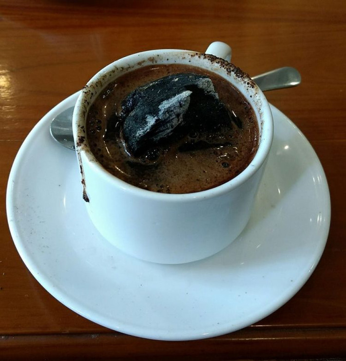 Kpoi Joss thực ra là một loại cafe, nhưng nó độc đáo và có phần...kinh dị hơn những loại cafe thông thường khác ở chỗ: sau khi pha xong, người ta thả vào trong cốc...một cục than còn nóng đỏ (Ảnh Adryany Hamidin/Facebook)