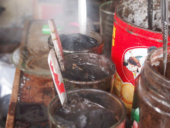 Mặc dù chỉ là một quán cafe vỉa hè nhưng quán lúc nào cũng đông khách nhờ món cafe độc đáo Kpoi Joss. (Ảnh Billbalo)