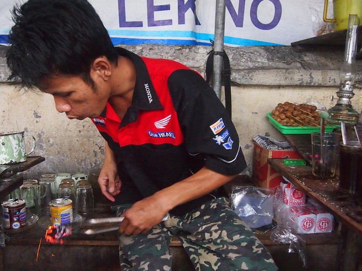 Người sáng chế ra loại cafe kỳ lạ này là ông Man - chủ quán (hiện đã qua đời). Ông đã “phát minh” ra thứ đồ uống độc lạ này vào những năm 1960. (Ảnh Billbalo)
