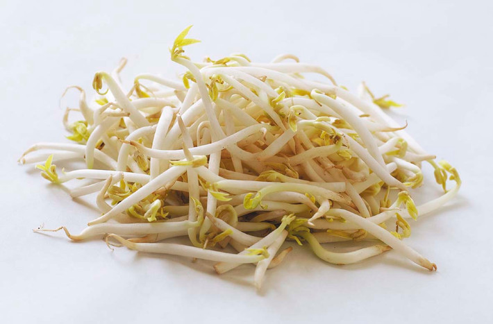 Giá đỗ chứa nhiều vitamin, đặc biệt là vitamin C, khoáng chất, amino acid, protein, vitamin E, vitamin B2, caroten,...