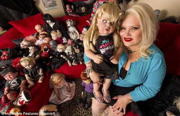 Bộ sưu tập búp bê kinh dị Cô Marilyn Mansfield, 36 tuổi, đã tiêu tốn hàng trăm ngàn đô la cho bộ sưu tập gồm 300 búp bê kinh dị. Marilyn coi những con búp bê như những đứa trẻ, thường xuyên thay quần áo, gội đầu và đưa chúng đi dạo công viên. (Nguồn Oddee)
