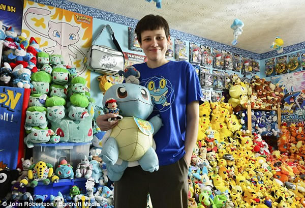 Bộ sưu tập Pokemon lớn nhất thế giới Lisa Courtney, 26 tuổi, đã trở thành chủ nhân của bộ sưu tập Pokemon lớn nhất thế giới với 16.000 con. Cô Lisa đã sưu tập Pokemon trong suốt 17 năm qua. Năm 2009, cô là người nắm giữ kỷ lục Guinness là người sở hữu bộ sưu tập Pokemon lớn thế giới gồm 12.113 chú Pokemon. (Nguồn Oddee)