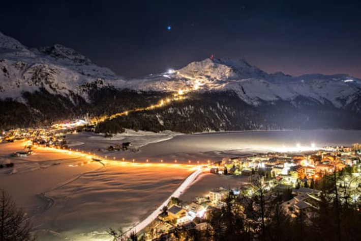 8. Con đường uốn lượn ở St. Moritz: St. Moritz là một trong những con dốc sầm uất nổi tiếng ở Thụy Sỹ, nơi này còn được biết đến như điểm vui chơi hàng đầu ở châu Âu. Những khu trượt tuyết ở đây mở cửa từ 7h sáng cho đến 2h đêm. Các gói dịch vụ đặc biệt vào ngày lễ tình nhân của khách sạn Kulm Hotel St. Moritz dành cho các cặp đôi rất lãng mạn. Giá: 10.500$/cặp đôi