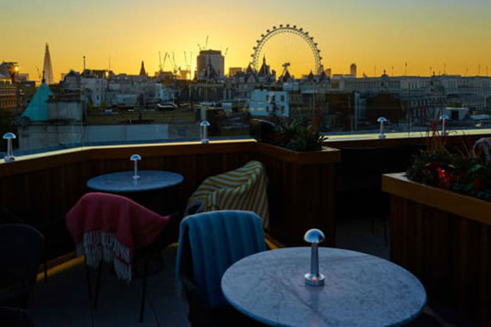 3. “Đừng quên bàn chải đánh răng của bạn” ở London: Khách sạn Trafalgar St. James và nhà hàng Dining Rooms sẽ cung cấp thực đơn gồm 4 món hấp dẫn. Đó có thể là những món ăn lấy cảm hứng từ Trung Đông như cà tím với lựu và cá hồi nướng. Và ý tưởng “Đừng quên bàn chải đánh răng của bạn” với ngụ ý rằng nếu cặp đôi nào dùng bữa tối vào ngày 14.2 sẽ có cơ hội được ở lại một trong những căn phòng chất lượng hàng đầu. Giá: 63$/ người
