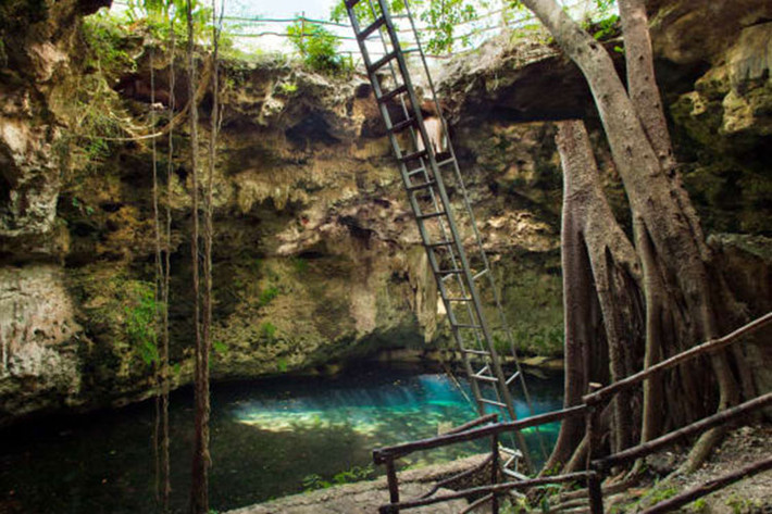 5. Bơi trong hang động ở Mexico: Khách sạn Luxury Collection có tour du lịch đến Sacamucuy, một hang động có mạch nước ngầm tuyệt đẹp rộng 20 mét, được tạo ra từ đá vôi trong hàng triệu năm. Du khách đến đây có thể ngâm mình trong làn nước sạch tinh khiết, sự riêng tư và yên tịnh sẽ làm hài lòng tất cả mọi người. Chuyến đi đến Sacamucuy là 25$/người, nếu tham gia nghi lễ của người Maya thì khoảng 350$/ cặp vợ chồng.