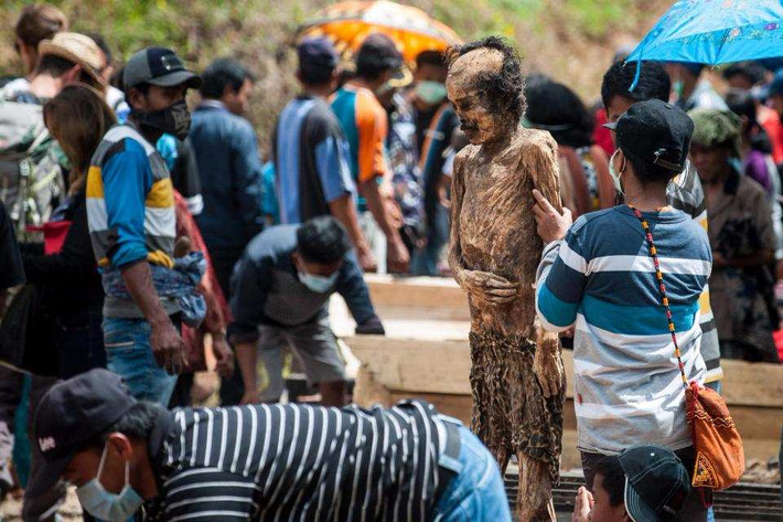 Một dân làng nói: "Đó là cách chúng tôi tôn trọng người chết. Không có sự đau khổ. Đây là giây phút vui mừng vì chúng tôi được đoàn tụ với người thân đã chết.