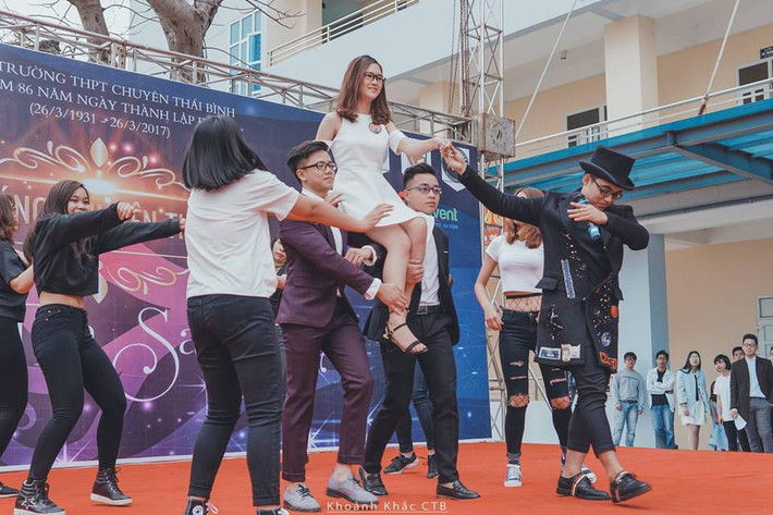 Hai cậu bạn sinh năm 2000 này sống gần nhà nhau, lại có chung sở thích trong lĩnh vực học tập cũng như các hoạt động ngoại khóa nên lúc nào cũng "dính nhau như sam".