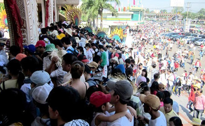 Ngày đầu tiên năm mới 2017, các khu vui chơi giải trí trên địa bàn TP HCM đã có hàng ngàn lượt người đổ về tham quan, vui chơi.