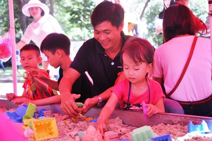 Các em nhỏ được những ngày nghỉ vui chơi, hạnh phúc bên cha mẹ, gia đình.